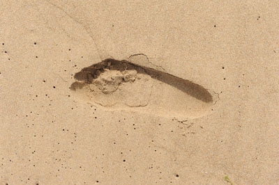 Abdruck eines nackten Fußes im Strandsand