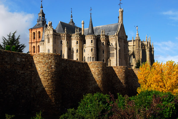 Astorga am Jakobsweg mit Römermauer, dahinter Gaudís Bischofsitz und die Kathedrale