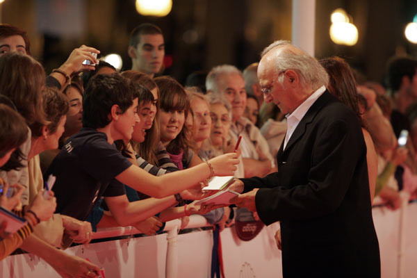 Carlos Saura, spanischer Regisseur, verteilt Autogramme in San Sebastián beim dortigen Fimfestival