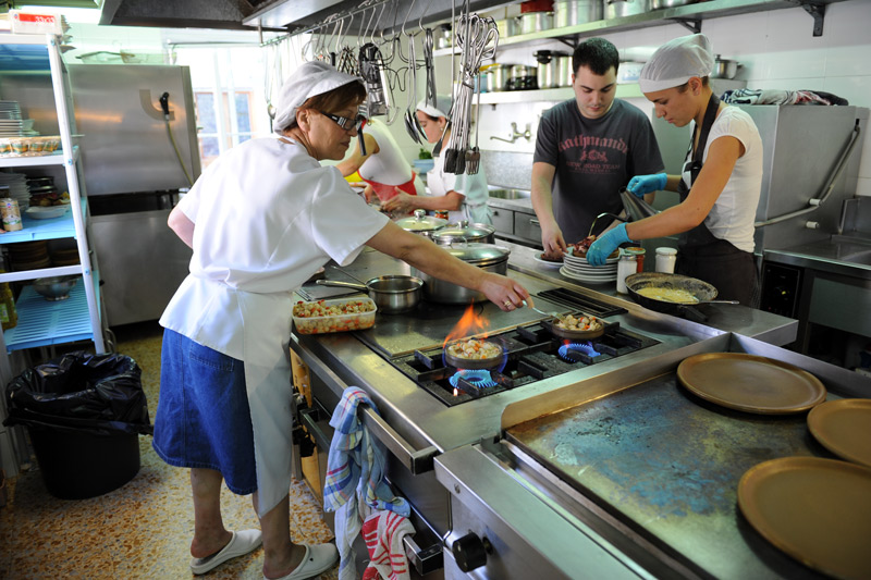Küche in Fonsagrada in Ostgalicien, Eva und ihr Team, © tb