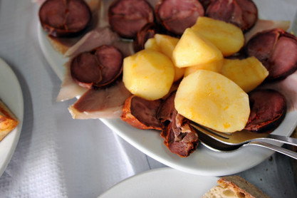 Schweinefleisch mit Kartoffeln aus Galicien in Nordspanien