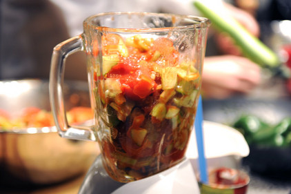Mixer mit Gemüse für Gazpacho-Suppe