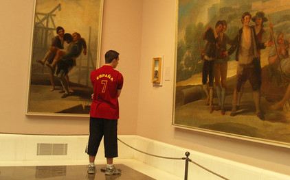 Im Prado-Museum betrachtet ein Besucher Bilder von Goya