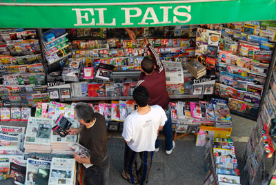 Kiosk mit spanischen Zeitungen in Spanien
