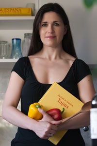 Anja Otten-Reichel mit einem spanischen Kochbuch
