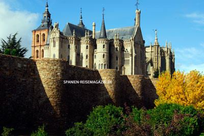 Stadtmauer von Astorga mit Gaudí-Palast