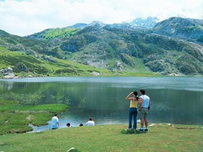 Paar an einem Bergsee in den Picos de Europa, Nordspanien