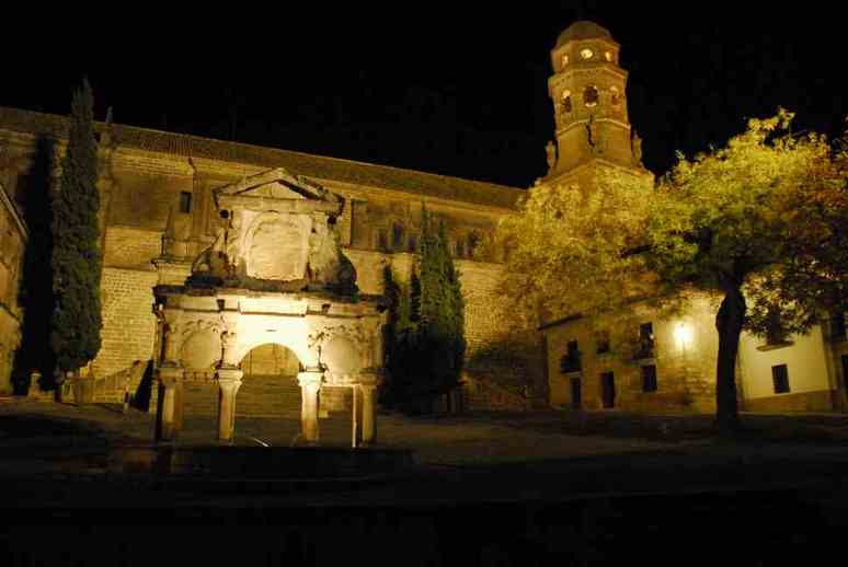 Baeza in der Provinz Jaén bei Nacht fotografiert. Paläste im Licht der Straßenlampen