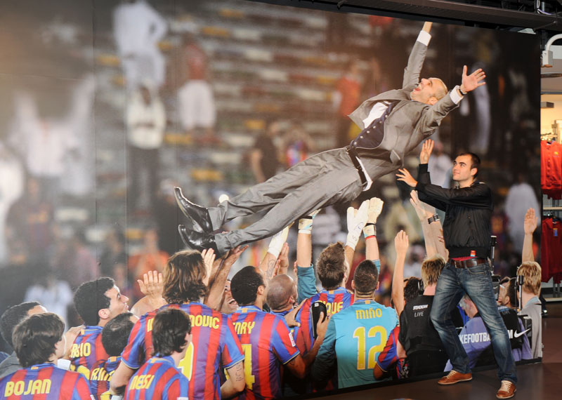 Barcelonas Spieler feiern Trainer Guardiola auf einem Plakat im Shop des FC Barcelona