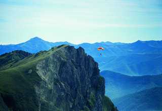 Gleitschirmflieger im Berggebiet Picos de Europa
