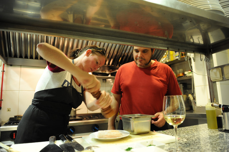 Pedro im Gespräch am Herd, tb