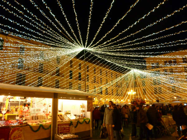 Viele Mallorquiner auf dem abendlichen Weihnachtsmarkt in Palma de Mallorca