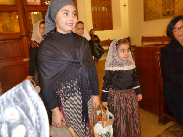 Junge M&auml;dchen in traditionellen Kleidern betreten den Kirchraum