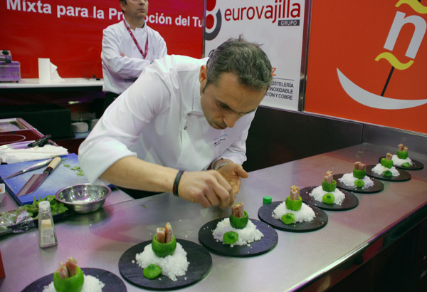 Koch bereitet Tapas zu