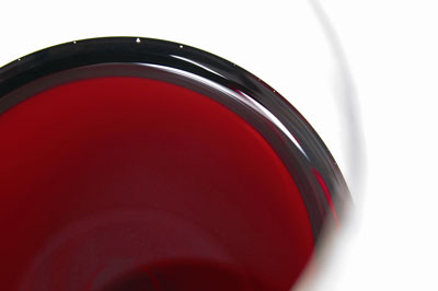 Rotwein im Glas aus Spanien