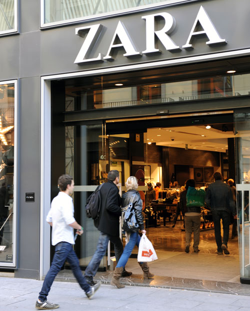 Zaraladen in Spanien Leute laufen in Zara-Laden