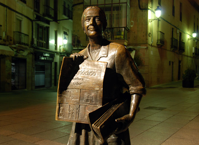 Zeitungsfrau aus Gusseisen in Cáceres