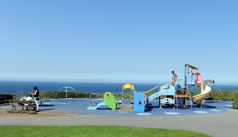 Spielplatz in Galicien mit Blick auf den Atlantik