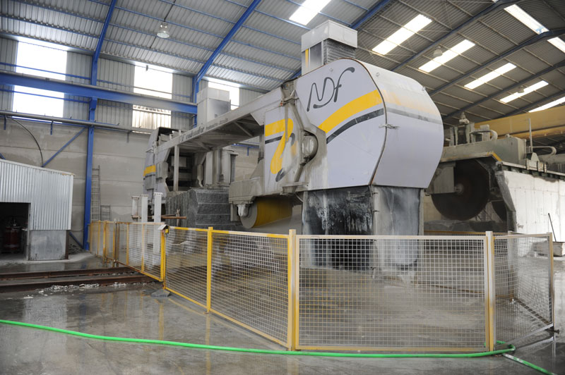 El Bordillo: So eine Schneidemaschine für Granit kostet locker 400.000 Euro, tb