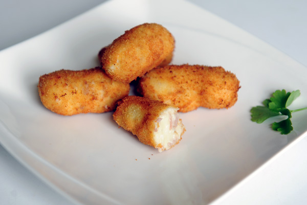 Kroketten auf einem weißen Teller