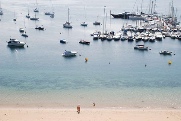 Strand in Baiona, Galicien, Nordwestspanien mit Booten und Badenden