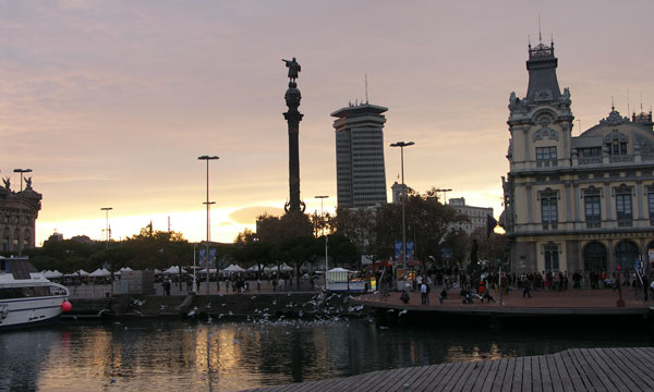 Barcelona im Abendlicht mit Kolumbus-Statue