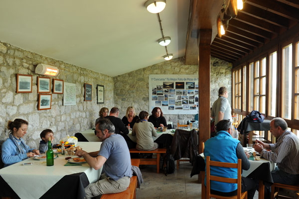 Berghütte in Asturien. Wanderer beim Essen in den Picos de Europa