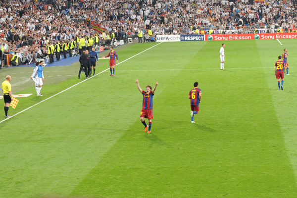 Lionel Messi auf dem Fußballrasen im Bernabéu Stadion in Madrid