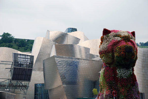 Skulptur Puppy von Jeff Koons in Bilbao, Foto: Marcos Fernández Vacas Hundeskulptur vor Museum