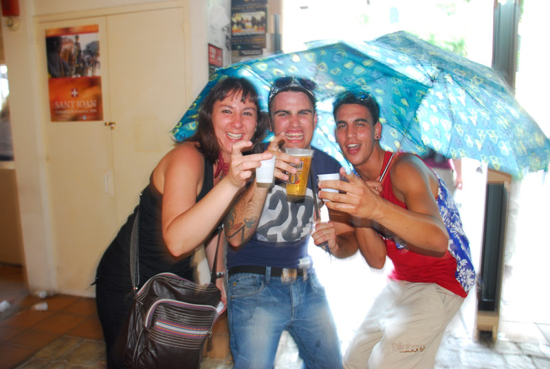 Drei Jugendliche Spanier mit Bier
