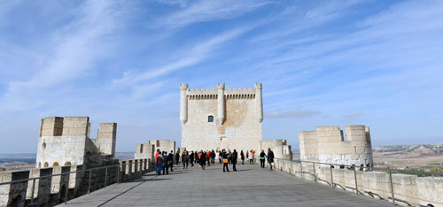 Burg Peñafiel in Kastilien mit dem Grundriss eines länglichen Bootes