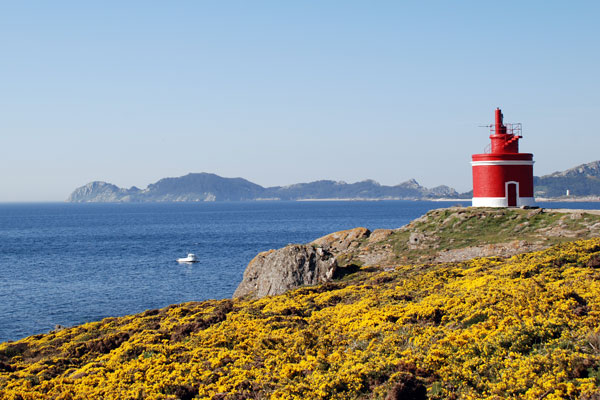 Roter kleiner Leuchtturm in Südgalicien, Nordwestspanien, am Atlantik