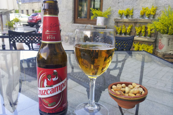 Cruzcampo. Bier auf einem Tisch in Kastilien