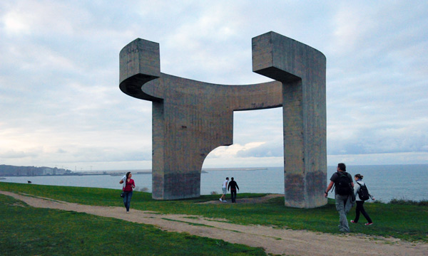 Chillda Skulptur an der nordspanischen Küste