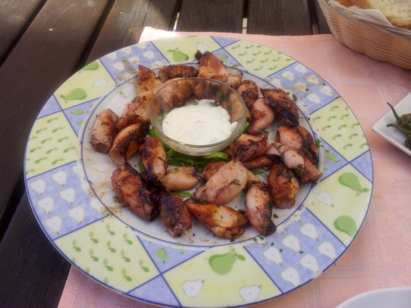 Calamares-Art Chipirones auf einem Teller