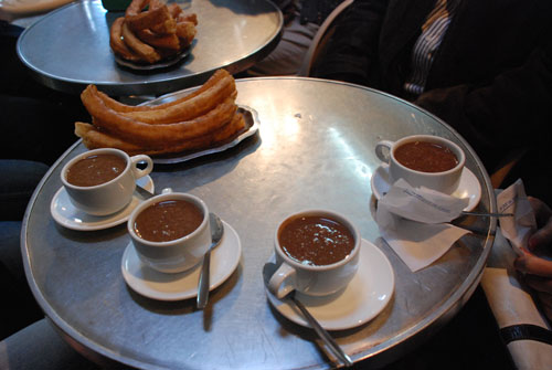 Frühstückstisch in Madrid mit typischem Gebäcl Churros con Chocolate
