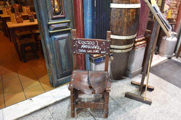 Stuhl mit Aufschrift Cocido Madrileno
