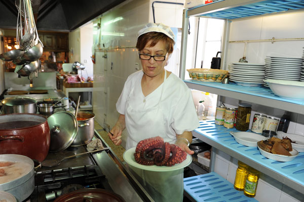 Köchin in Galicien zeigt eine Seekrake