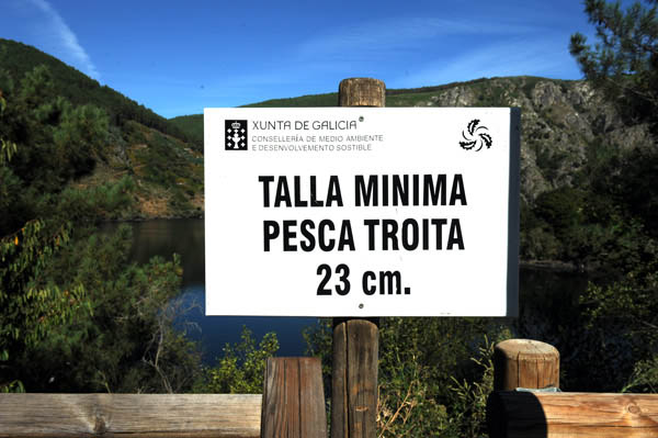 Hinweisschild für Forellenangeln in Spanien
