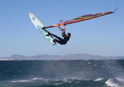 Kite-Surfer fliegt am Strand von Formentera durch die Luft