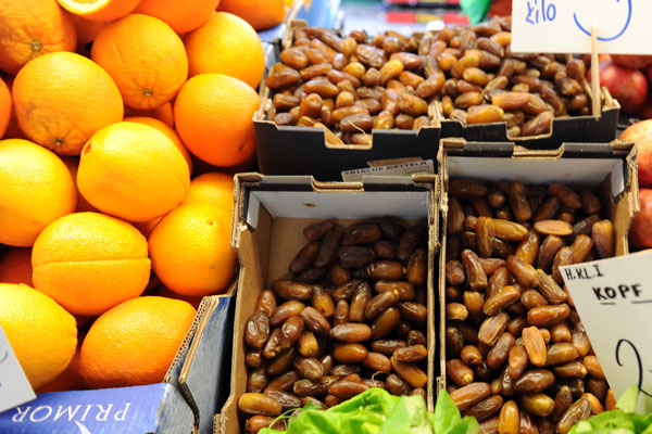 Apfelsinen und Datteln auf einem Markt in Deutschland aus Spanien importiert