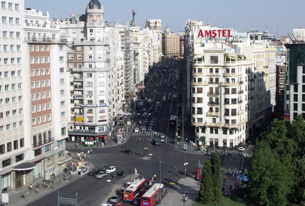 Blick auf den Boulevard Gran Vía in Madrid
