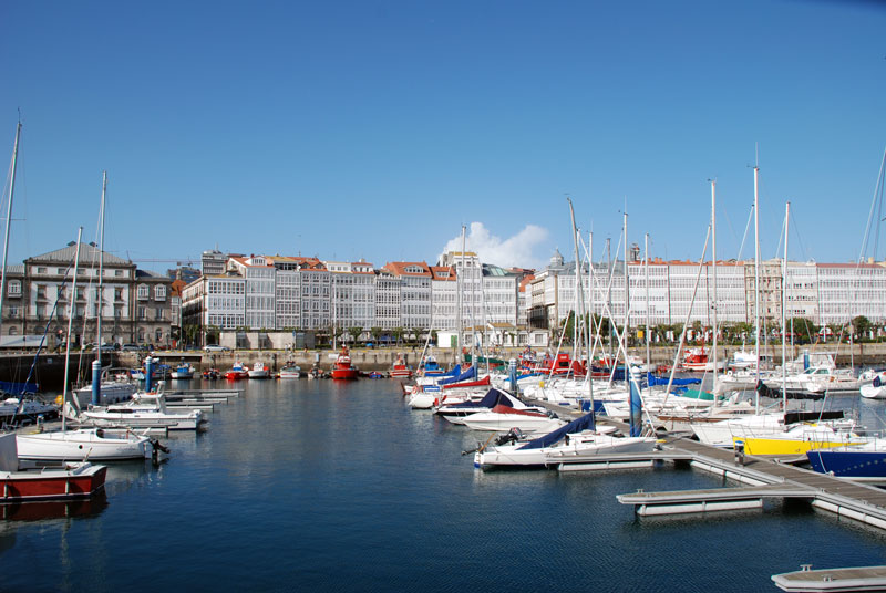 Hafen von A Coruña in Nordspanien mit Fischerbooten und Glasveranden der Häuser