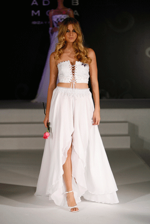 Junge Frau mit Adlib-Mode ganz in Weiß auf dem Laufsteg in Ibiza