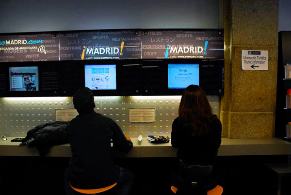 Junge Spanier vor dem Bildschirm in Madrid