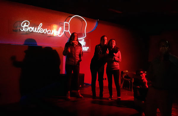 Frauen in einer spanischen Karaoke-Bar