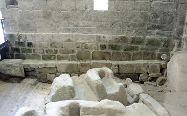 Kindergr&auml;ber im Kloster: San Pedro de Rocas