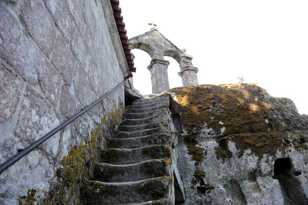 Glockengiebel des Klosters San Pedro de Rocas
