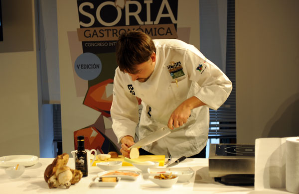 Chefkoch Carlos Aldea mit Pilzen aus Spanien