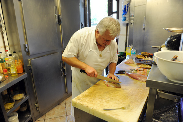 Spanischer Koch bereitet Seeteufel zu